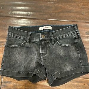 hollister low rise black wash shorts!! size: 1